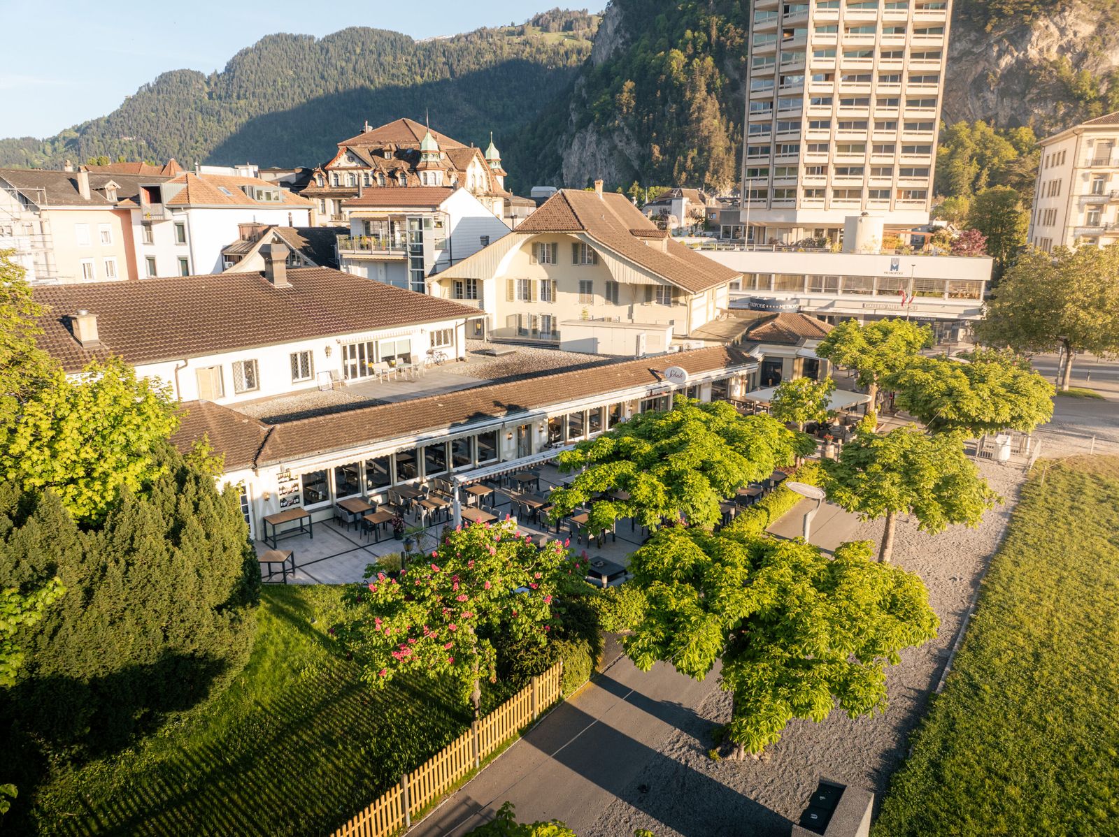 Das Restaurant Schuh am Höheweg in Interlaken aus der Luft