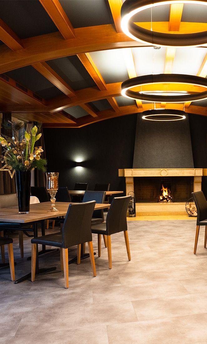 Restaurantraum des Schuh mit Feuer im Kamin
