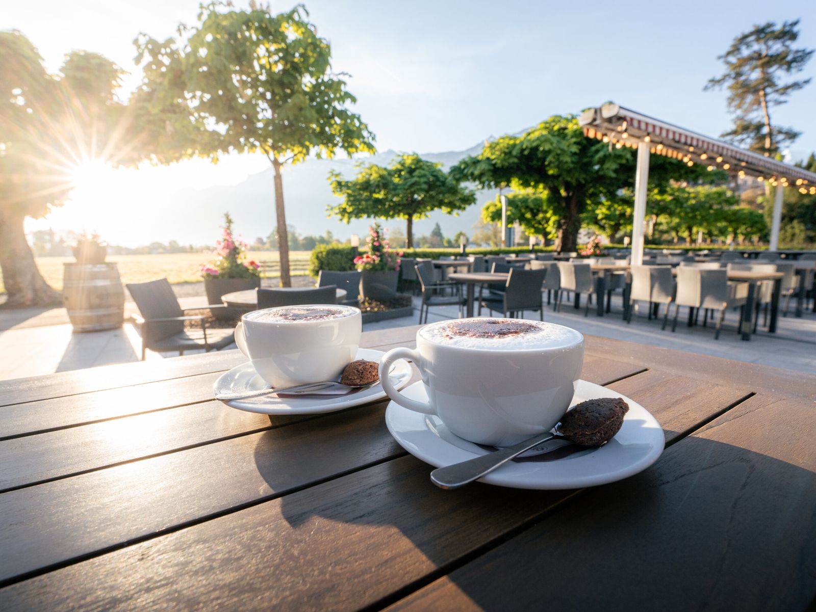 Gedeckter Tisch auf der Terrasse des Schuh am Abend