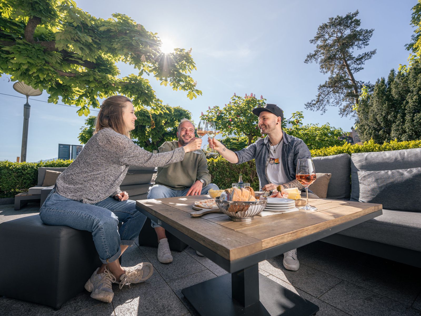 Gäste auf der Terrasse des Restaurant Schuh
